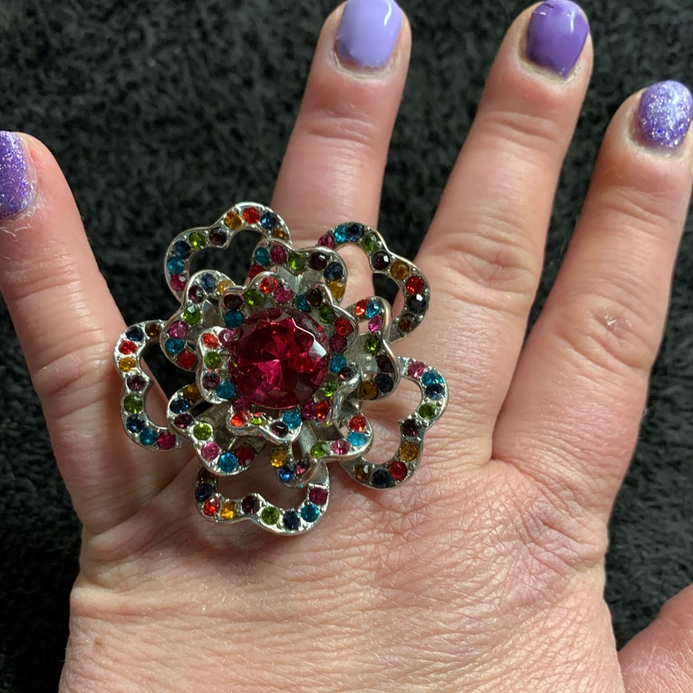 Stretchy flower ring with lots of bling!